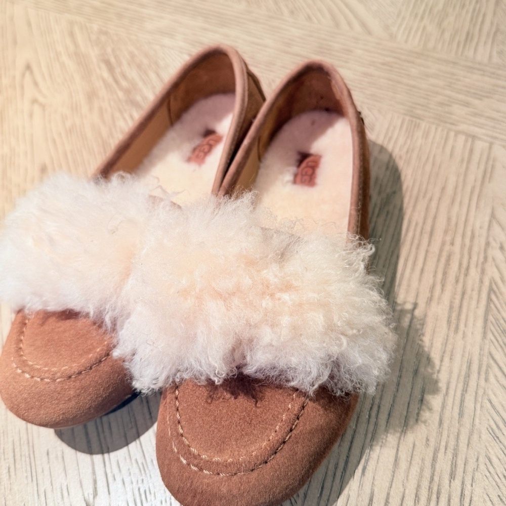 UGG Kaley Wisp Shearling Flats Pale brown Suede Loafers W/Pom Womenโs Size 6